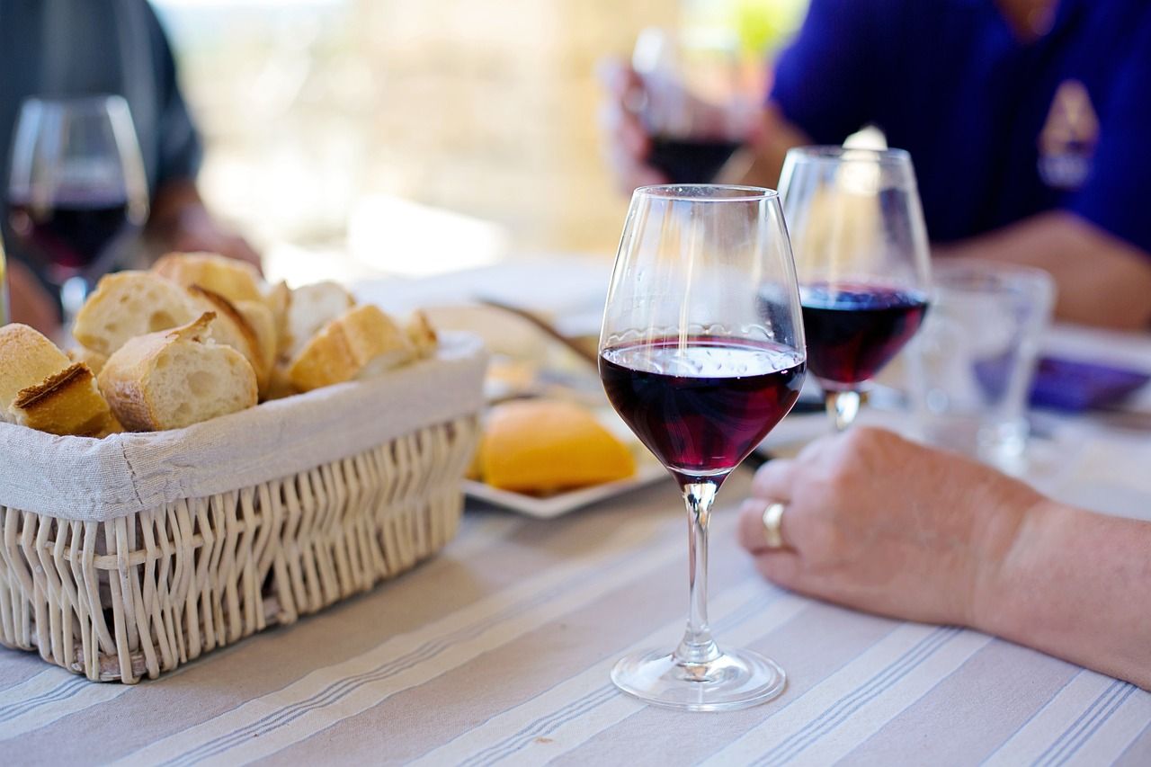Jak posiłek zaserwować do hiszpańskiego wina czerwonego?