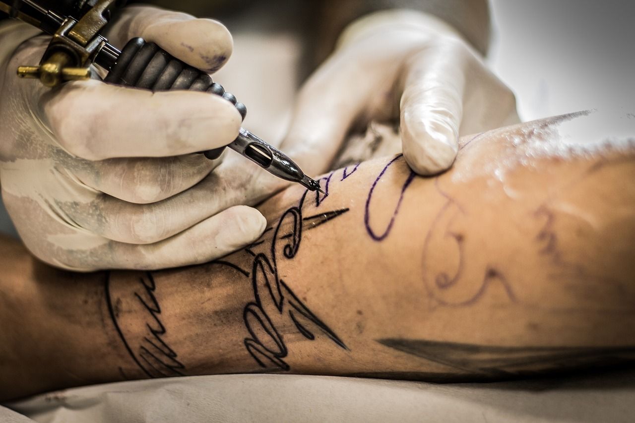Bezpieczne studio tatuażu: jakie standardy powinno spełniać?