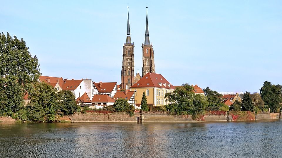 Spacer po mieście z przewodnikiem a samodzielne zwiedzanie: porównanie